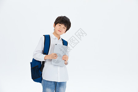 小男孩背着书包拿着平板电脑图片