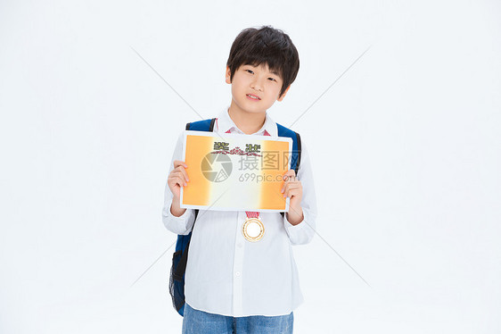 小男孩双手拿着奖状图片