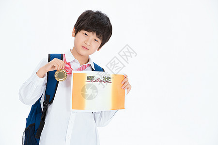 小男孩展示奖牌奖状图片