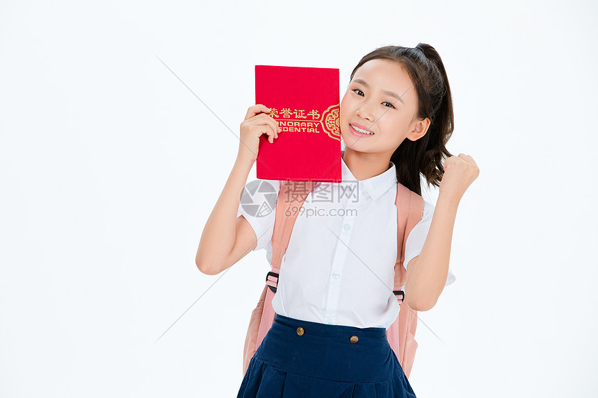 小女孩拿着证书加油图片
