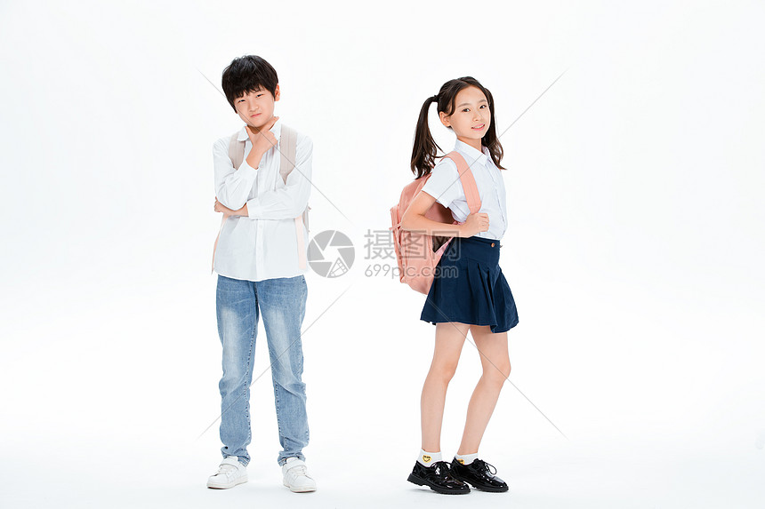 小男孩与小女孩背着书包