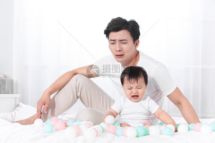 爸爸对于宝宝哭闹手足无措