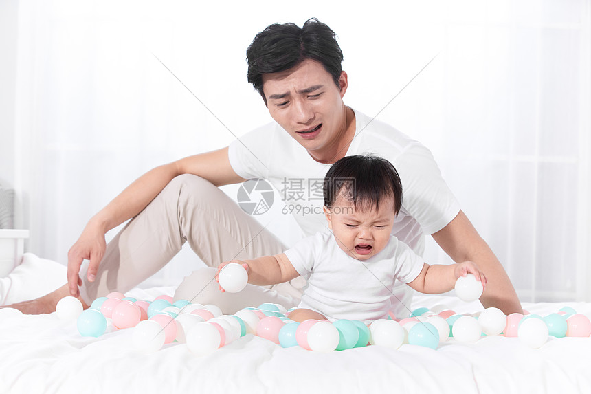 爸爸对于宝宝哭闹手足无措