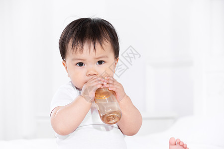 宝宝喝水图片
