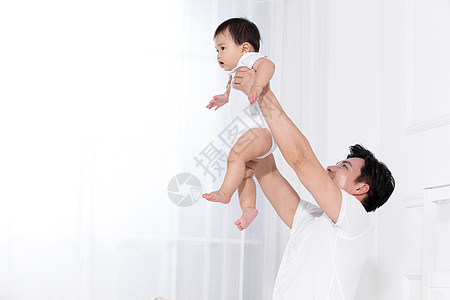 抱着婴儿的爸爸爸爸举着宝宝背景