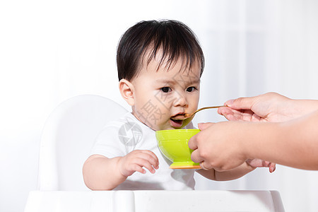 喂食宝宝图片