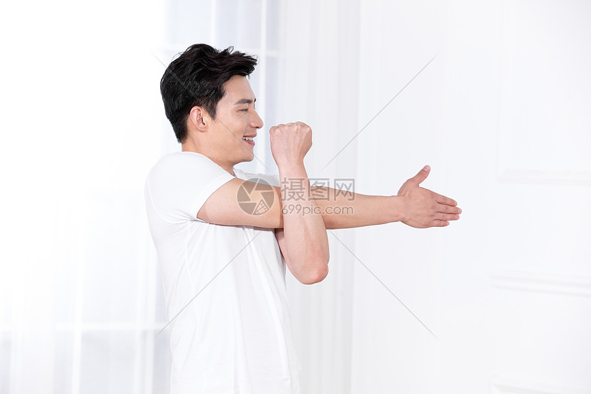 男性室内手臂锻炼图片