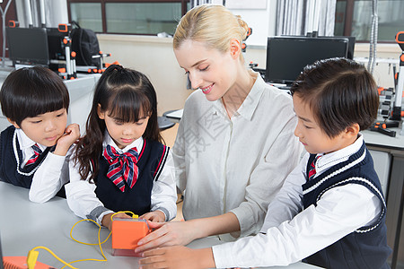 外国人教学美女外教和小朋友们一起做实验背景