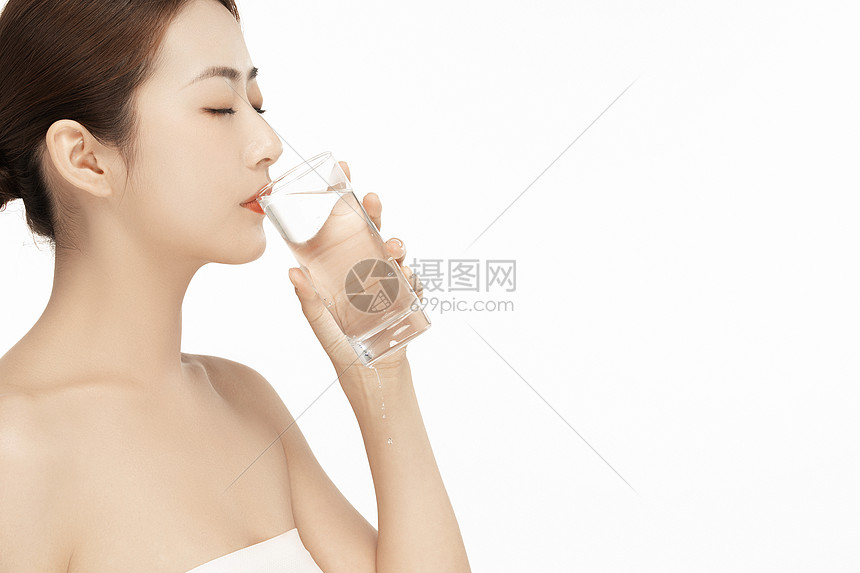 女性喝水图片
