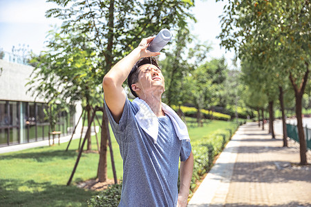 男性户外运动间隙降温背景图片