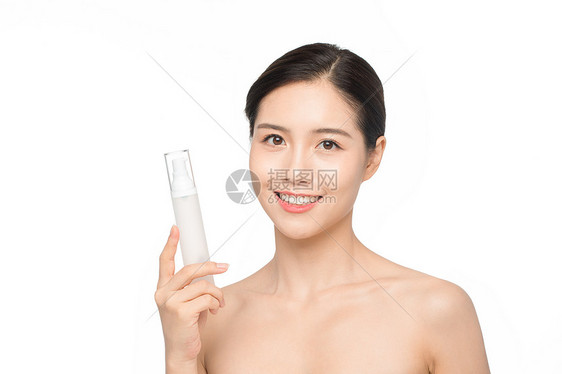 女性手拿喷雾保湿护肤图片