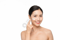 美女使用面部护肤品乳霜图片