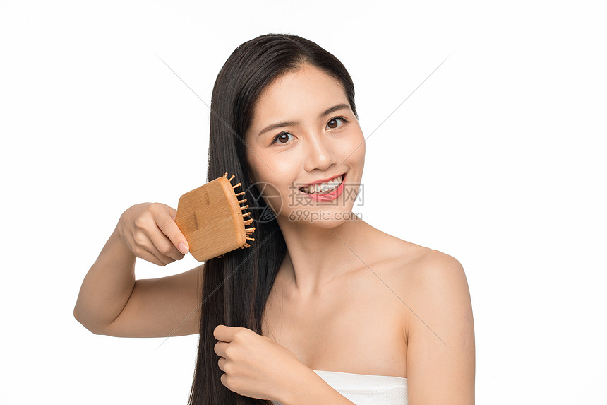 美女用梳子梳头发