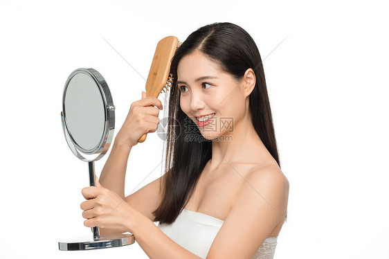 美女用梳子梳头发图片