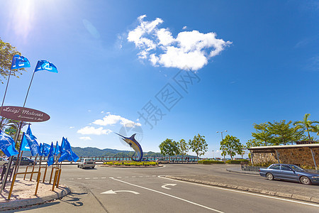 马来西亚亚庇鱼地标道路蓝天高清图片素材