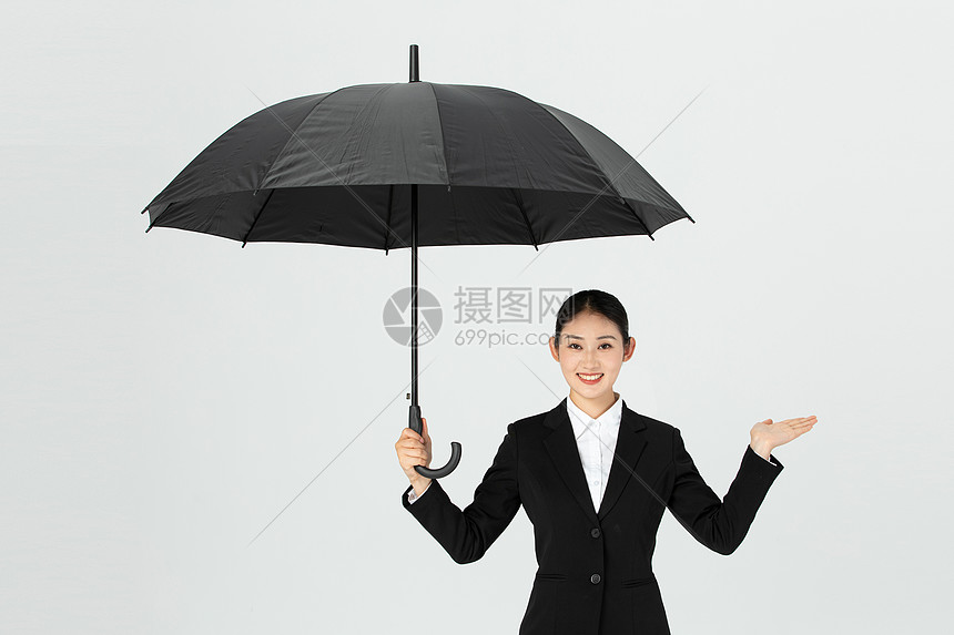 美女白领手持雨伞展示手势图片