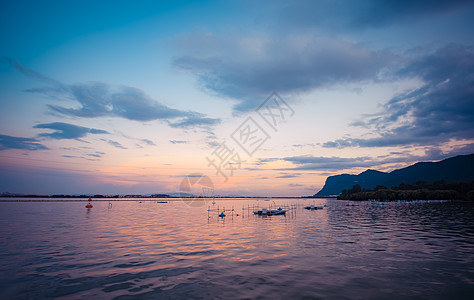 滇池湿地云南昆明晚霞湖泊湿地云彩背景