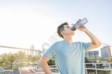 男性户外运动间隙喝水高清图片