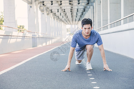 男性户外跑前预备图片