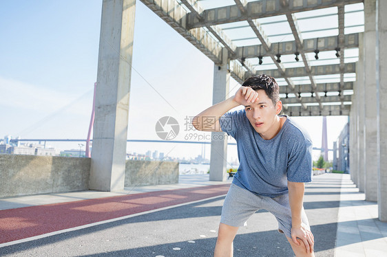 男性户外运动间隙流汗图片