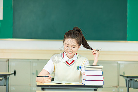 清新女高中生认真学习图片