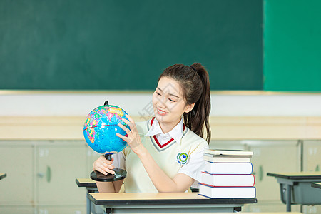 清新美女高中生手拿地球仪图片