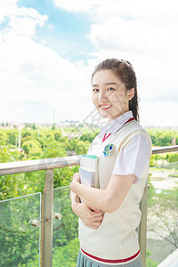 清新美女高中生在阳台远望背景图片