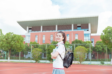 清新女高中生在操场散步背景