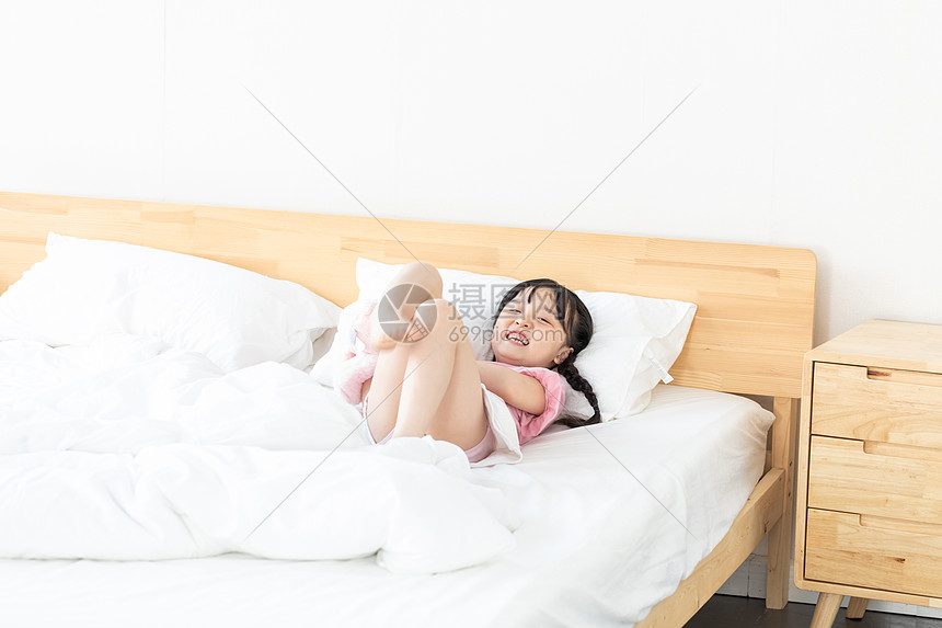 小女孩起床图片