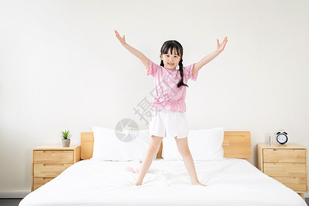 小女孩奔跑小女孩在床上蹦跳背景