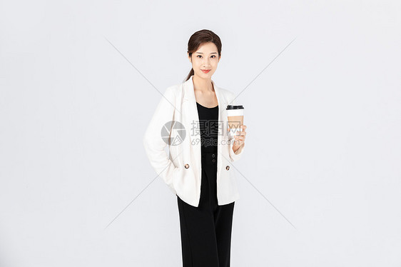 手拿咖啡的商务女性图片