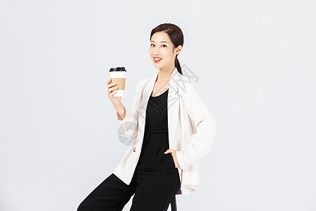 坐在高脚椅上喝咖啡的自信女性图片