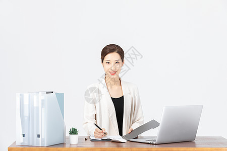 办公桌前的商务女性形象图片