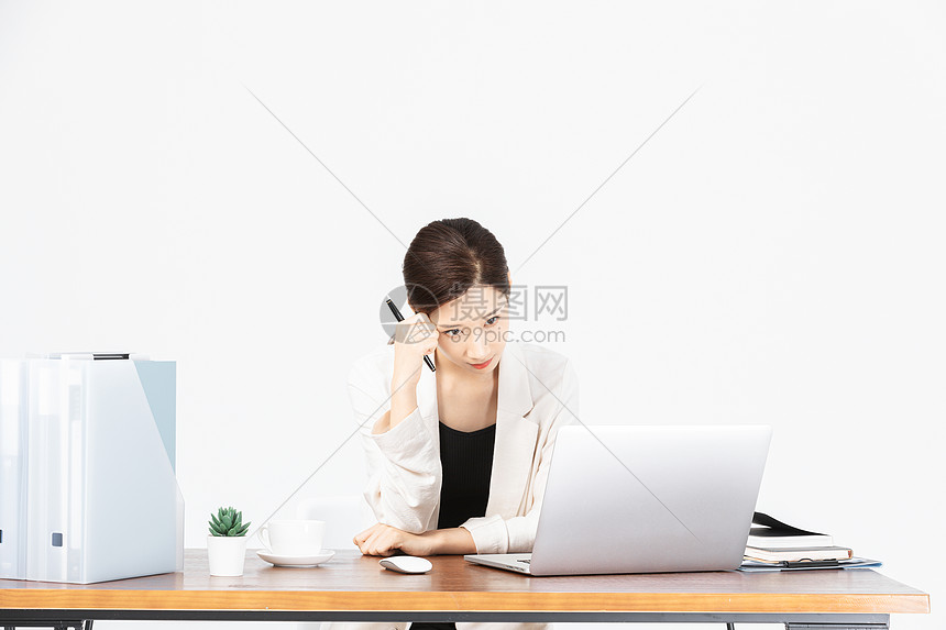 在办公室烦恼办公的商务女性图片