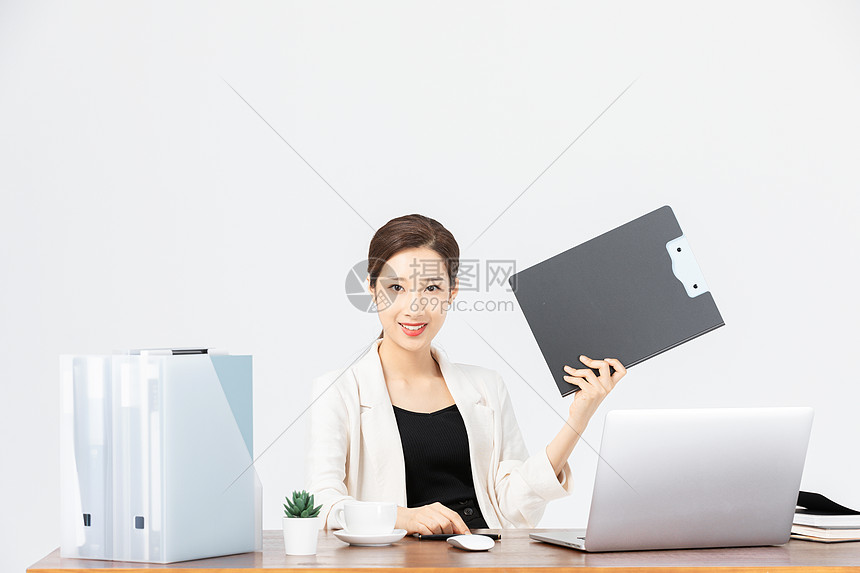 在办公室手拿文件夹的商务女性图片
