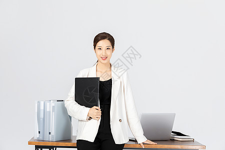 坐在办公桌前的商务女性图片