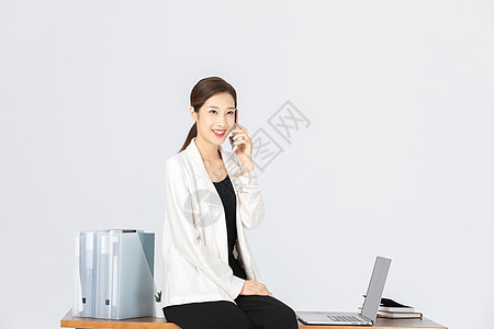 坐在办公桌前的商务女性图片