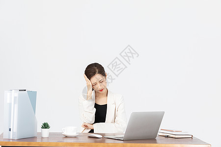 办公桌前身体不舒服的商务女性图片