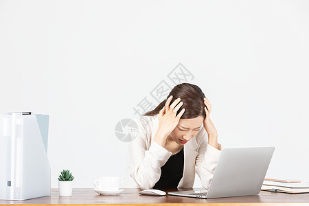 办公桌前身体不舒服的商务女性高清图片