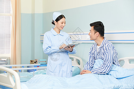 护士咨询病人身体情况病床高清图片素材