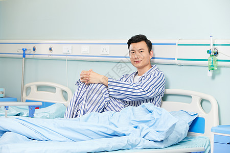 慢病康复男性患者坐在病床上背景