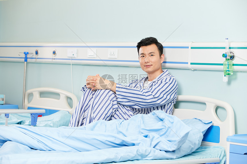 男性患者坐在病床上图片