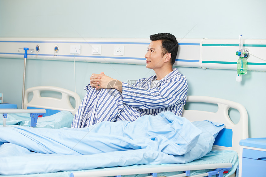 男性患者坐在病床上