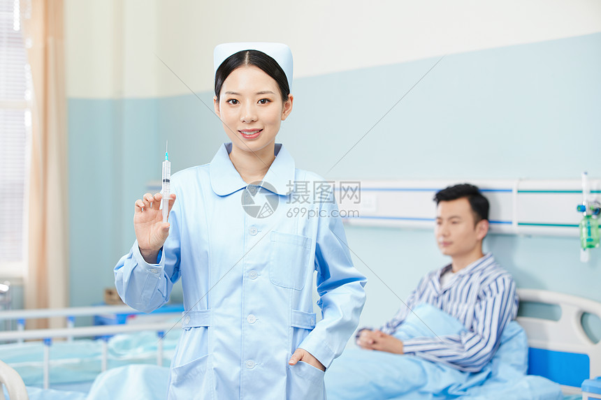 美女护士手拿针管形象
