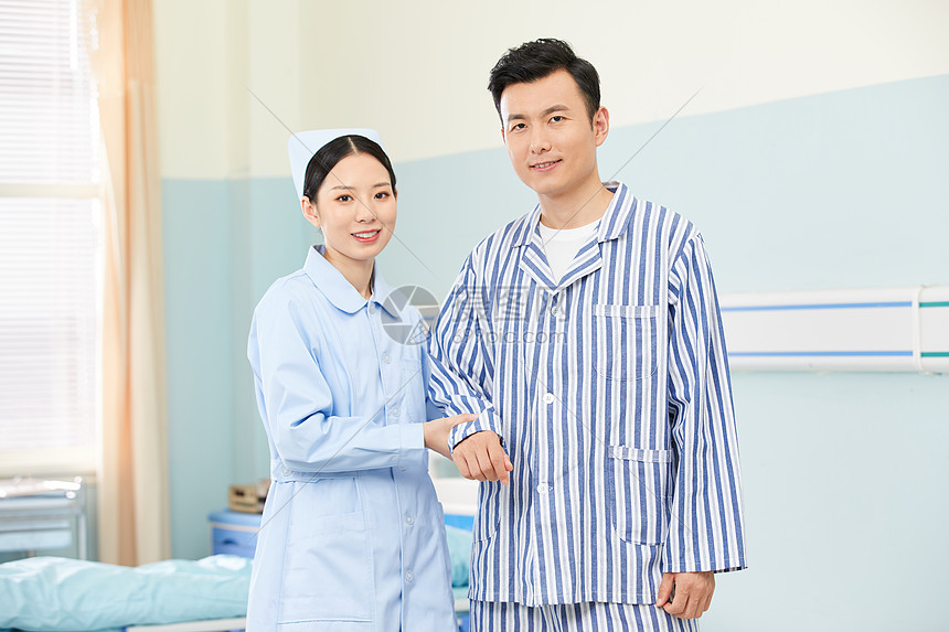 护士照顾病人康复
