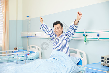 男病人在病房做康复动作高清图片