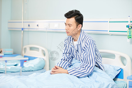 男病人坐在医院病床图片