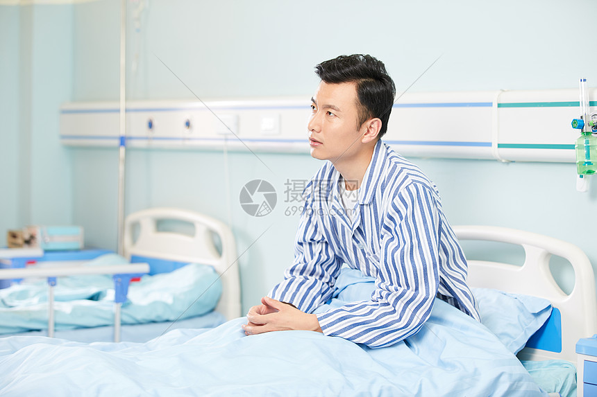 男病人坐在医院病床图片