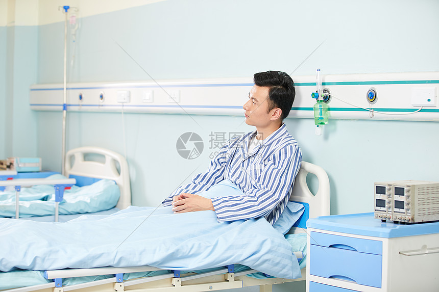 男病人坐在医院病床