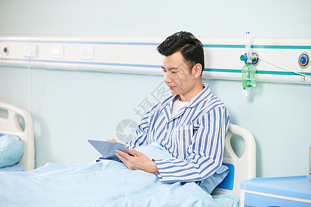 病人使用平板电脑图片
